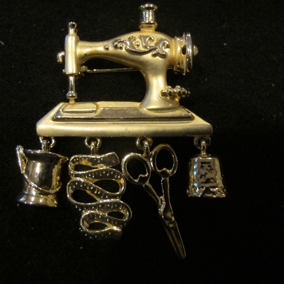 Jewelry - Vintage Dane craft Vintage sewing machine pin